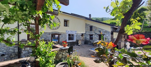 Foto Agriturismo a Varese Ligure di 500 m² con 20 locali in vendita