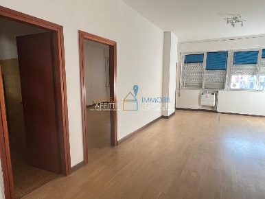 Foto Ufficio in Via Cavour 3, Carrara Centro di 55 m² con 2 locali