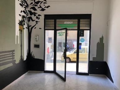 Foto Locale commerciale in Via Medaglie D'Oro 36, Salerno di 30 m²