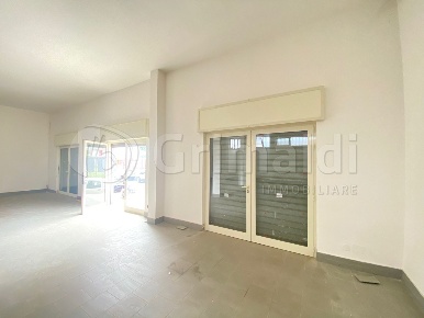 Foto Locale commerciale a Giugliano in Campania Giardini - Oasi Sacro Cuore