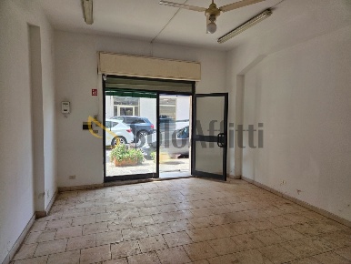 Foto Locale commerciale a Reggio di Calabria di 33 m² con 1 locali