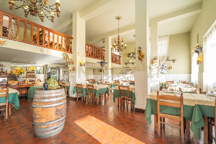 Foto Locale commerciale in Via Nemorense 17, Nemi di 300 m² con 4 locali