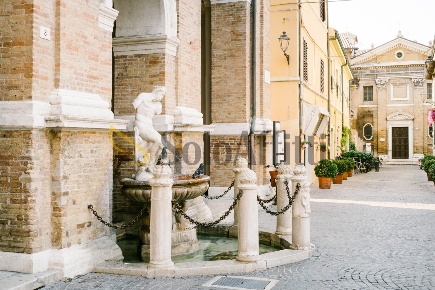 Foto Locale commerciale a Senigallia Centro Storico di 43 m² con 1 locali