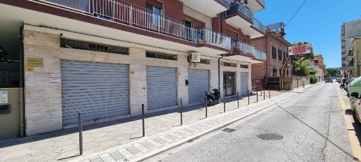 Foto Locale commerciale a Pescara Porta Nuova di 300 m² con 2 locali