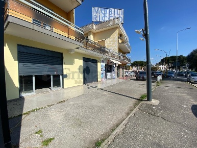 Foto Locale commerciale a Villaricca di 120 m² con 1 locali in affitto