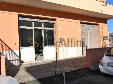 Foto Locale commerciale in Via Celestino Usuelli, Fiumicino Fiumicino Paese