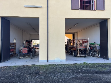 Foto Magazzino in Via del Papa 3170, Crevalcore di 500 m² con 10 locali