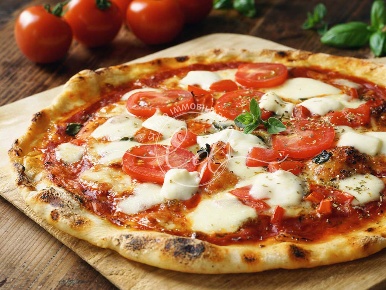 Foto Attività commerciale a Pietrasanta di 100 m² con 4 locali in vendita