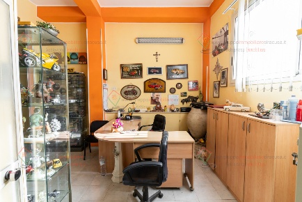 Foto Locale commerciale a Siracusa Bosco Minniti di 200 m² con 150 locali