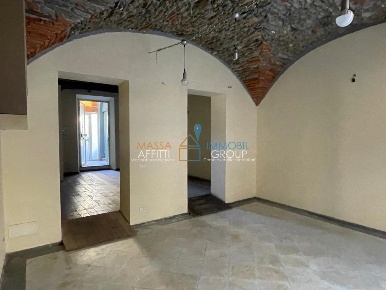 Foto Locale commerciale in Piazza Aranci 22, Massa Centro di 56 m²