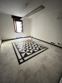 Foto Ufficio in Via Cavour 58, Massa Centro di 174 m² con 8 locali