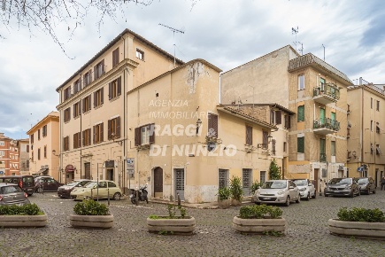 Foto Locale commerciale in Piazza Paolo III, Frascati di 150 m² in vendita