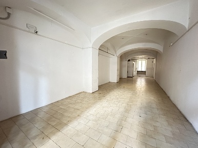 Foto Locale commerciale in Corso Giuseppe Garibaldi 12, Chiavari di 48 m²