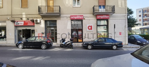 Foto Attività commerciale in Via Taranto 4, Martina Franca di 868 m²