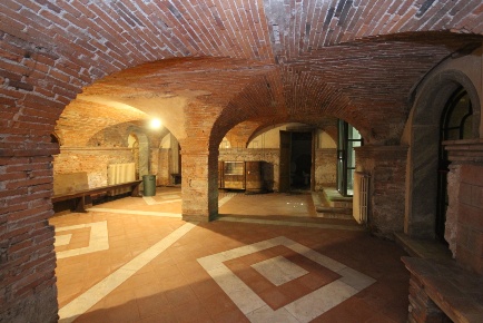 Foto Locale commerciale in via busdraghi, Lucca di 570 m² con 6 locali