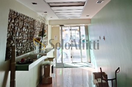 Foto Locale commerciale in Via Aurelio Saffi, Rimini di 70 m² con 2 locali