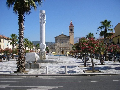 Foto Attività commerciale a Carrara Marina di Carrara di 630 m² in vendita