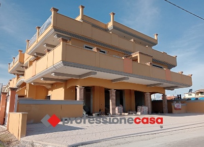 Foto Locale commerciale a Pomezia di 80 m² in vendita