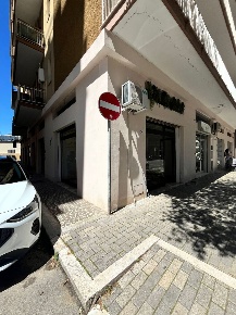 Foto Locale commerciale a Pescara Stadio - Lungomare Colombo di 30 m²