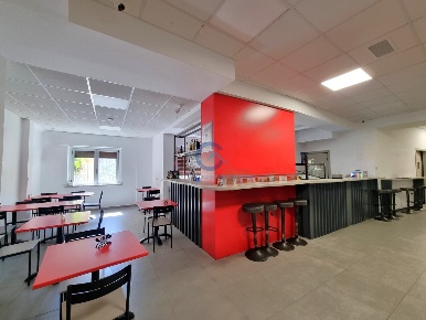 Foto Locale commerciale a Catanzaro San Leonardo di 260 m² con 3 locali