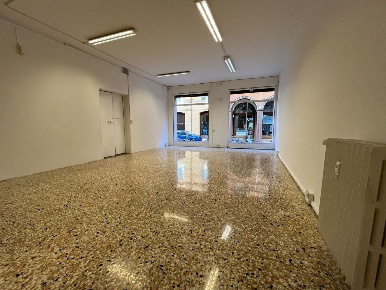 Foto Locale commerciale in Via Alfredo Testoni, Bologna Centro Storico