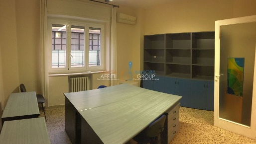 Foto Ufficio in Piazza Liberazione 8, Massa Centro di 65 m² con 4 locali
