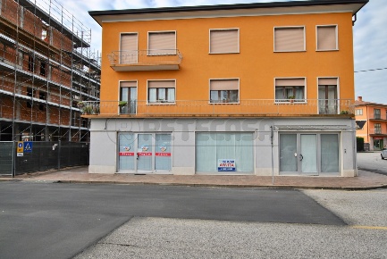 Foto Locale commerciale in via roma  76, Trissino Centro di 75 m²
