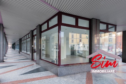 Foto Locale commerciale in Viale Dante Alighieri sn, Novara di 150 m²