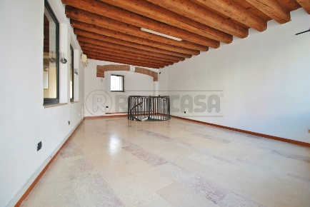 Foto Locale commerciale in p.zza italia, Montebello Vicentino di 61 m²
