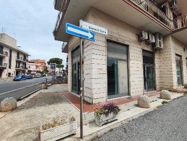 Foto Locale commerciale in via maremmana inferiore  50, Guidonia Montecelio
