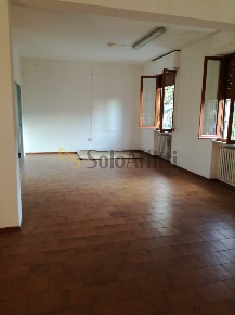 Foto Locale commerciale a Foiano della Chiana di 88 m² con 2 locali