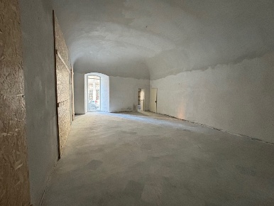 Foto Locale commerciale a Sarzana Centro di 101 m² in vendita