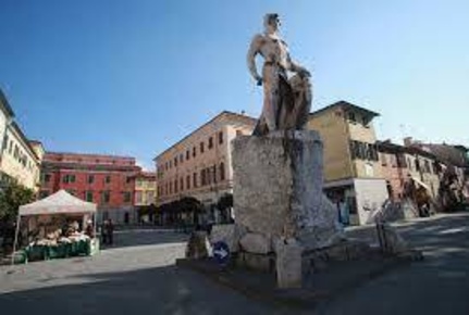 Foto Locale commerciale a Sarzana Centro di 113 m² con 2 locali in vendita