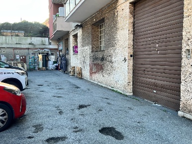 Foto Locale commerciale in VIA LAGUSTENA, Genova San Martino di 480 m²