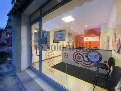 Foto Locale commerciale a Macerata di 40 m² con 2 locali in affitto