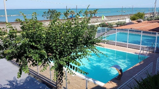 Foto Attività commerciale a Cupra Marittima di 500 m² con 35 locali