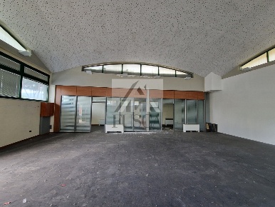 Foto Ufficio in Via Puccetti, Lucca San Concordio di 200 m² con 1 locali