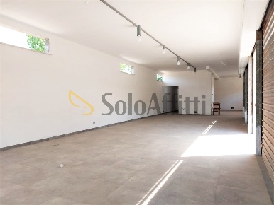 Foto Locale commerciale in Via della Scafa, Fiumicino Isola Sacra di 150 m²