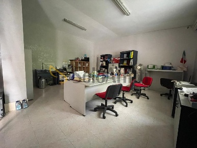 Foto Ufficio in Via Napoli 36, Maddaloni Centro di 240 m² con 6 locali