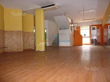 Foto Locale commerciale in Via San Leonardo 492, Massa di 315 m² in vendita