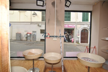 Foto Locale commerciale in Via del Pettine 5, Livorno di 144 m² in vendita
