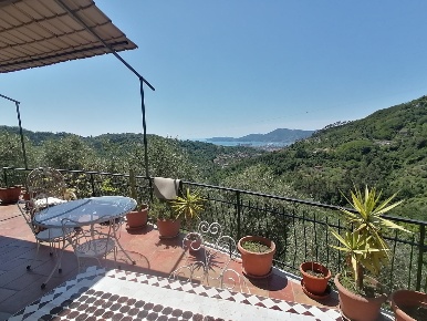 Foto Agriturismo a Vezzano Ligure di 350 m² con 14 locali in vendita