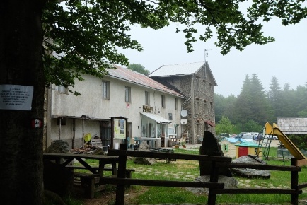 Foto Attività commerciale a Cogoleto di 700 m² con 15 locali in vendita