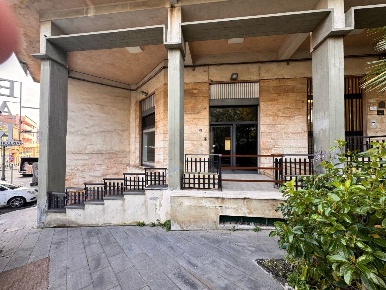 Foto Locale commerciale a Belpasso Centro di 110 m² in affitto