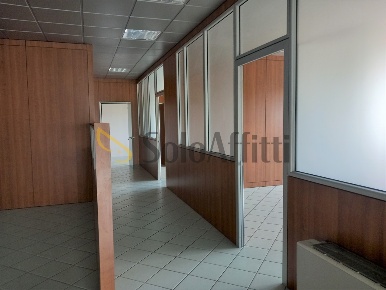 Foto Ufficio a Senigallia Cesanella di 430 m² con 6 locali in affitto