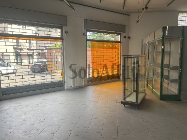 Foto Locale commerciale in Via Nazario Sauro SNC, Baranzate di 130 m²