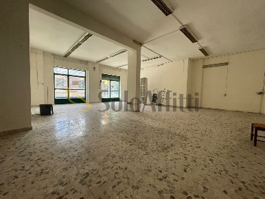 Foto Locale commerciale in Via Emanuele Campolongo, Maddaloni Centro