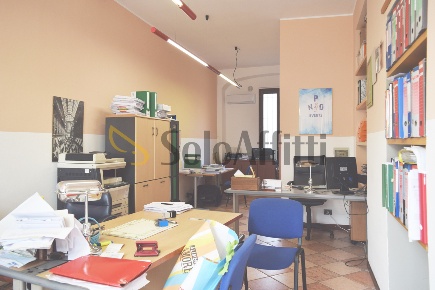 Foto Locale commerciale a Mariano Comense Centro di 40 m² con 2 locali