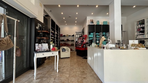 Foto Attività commerciale in via spezia 49, Collecchio Centro di 70 m²