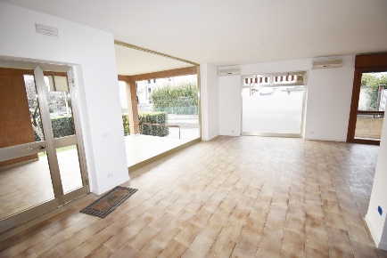 Foto Locale commerciale in Via Trieste 20, Arzignano Centro di 75 m²